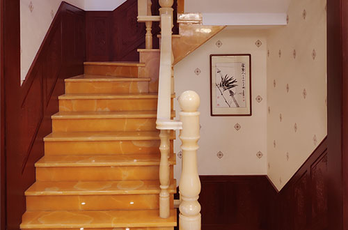 胡场镇中式别墅室内汉白玉石楼梯的定制安装装饰效果